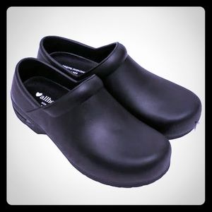 NWT. Allheart Black non-slip clogs. Size 7.5